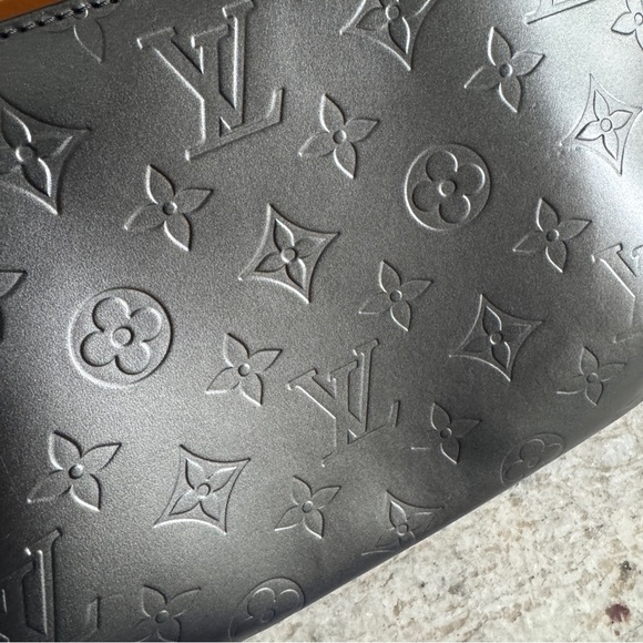 LOUIS VUITTON | Vintage metallic gray leather monogram shoulder bag - Picture 2 of 13